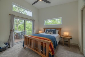 4 bedrooms, iron/ironing board, WiFi, bed sheets - The Curated Treehouse by Innsbrook Vacations! (Innsbrook)