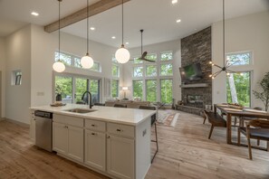 Fridge, microwave, oven, stovetop - The Curated Treehouse by Innsbrook Vacations! (Innsbrook)