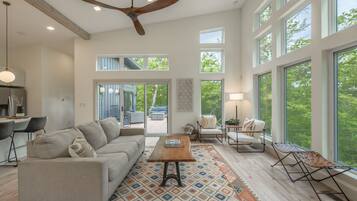 Smart TV, chimenea, reproductor de DVD y tenis de mesa