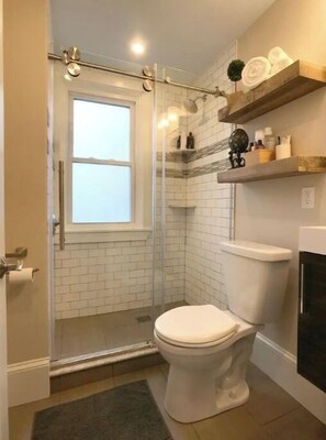 Douche, sèche-cheveux, serviettes fournies, savon