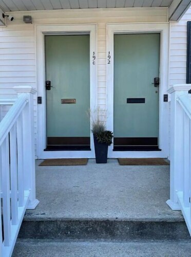 Entire Two Bedroom Apartment in East Providence