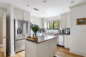 Private kitchen - Cheerful 3br 2.5bath townhouse, 5 minutes from downtown charleston! (Mount Pleasant)