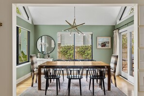 Dining - Cheerful 3br 2.5bath townhouse, 5 minutes from downtown charleston! (Mount Pleasant)