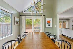 Dining - Cheerful 3br 2.5bath townhouse, 5 minutes from downtown charleston! (Mount Pleasant)