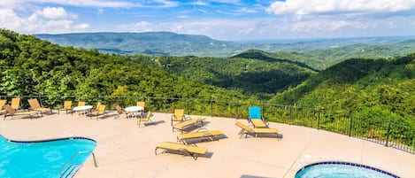 Una piscina techada, una piscina al aire libre
