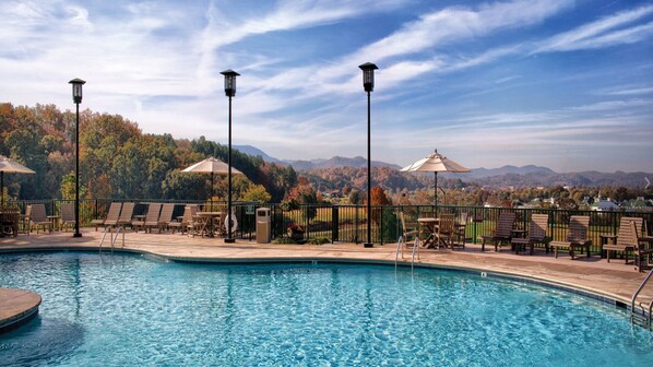 Una piscina techada, una piscina al aire libre