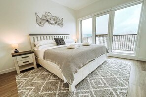 1 bedroom, iron/ironing board, travel crib, WiFi - Lofty Lookout - Downtown Condo (Golden)