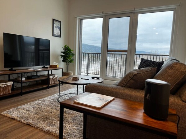 TV - Lofty Lookout - Downtown Condo (Golden)