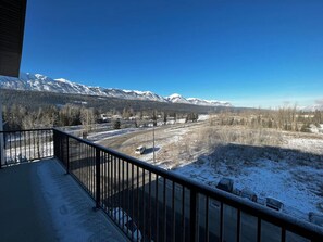 Property grounds - Lofty Lookout - Downtown Condo (Golden)