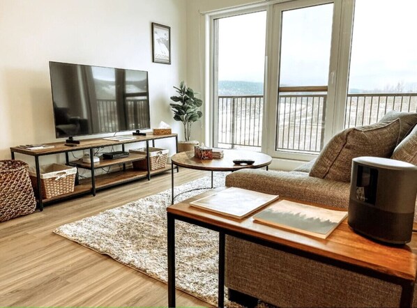 TV - Lofty Lookout - Downtown Condo (Golden)