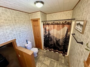 Combined shower/tub, hair dryer, towels - Misty Mountain Lookout - Ski Retrea (Mill Run)