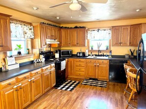 Kjøleskap, mikrobølgeovn, ovn og kokeplater