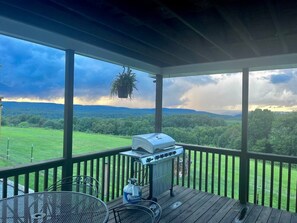 Outdoor dining - Misty Mountain Lookout - Ski Retrea (Mill Run)