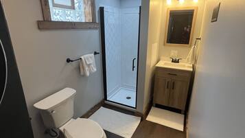 Ensemble douche/baignoire, sĂšche-cheveux, serviettes fournies