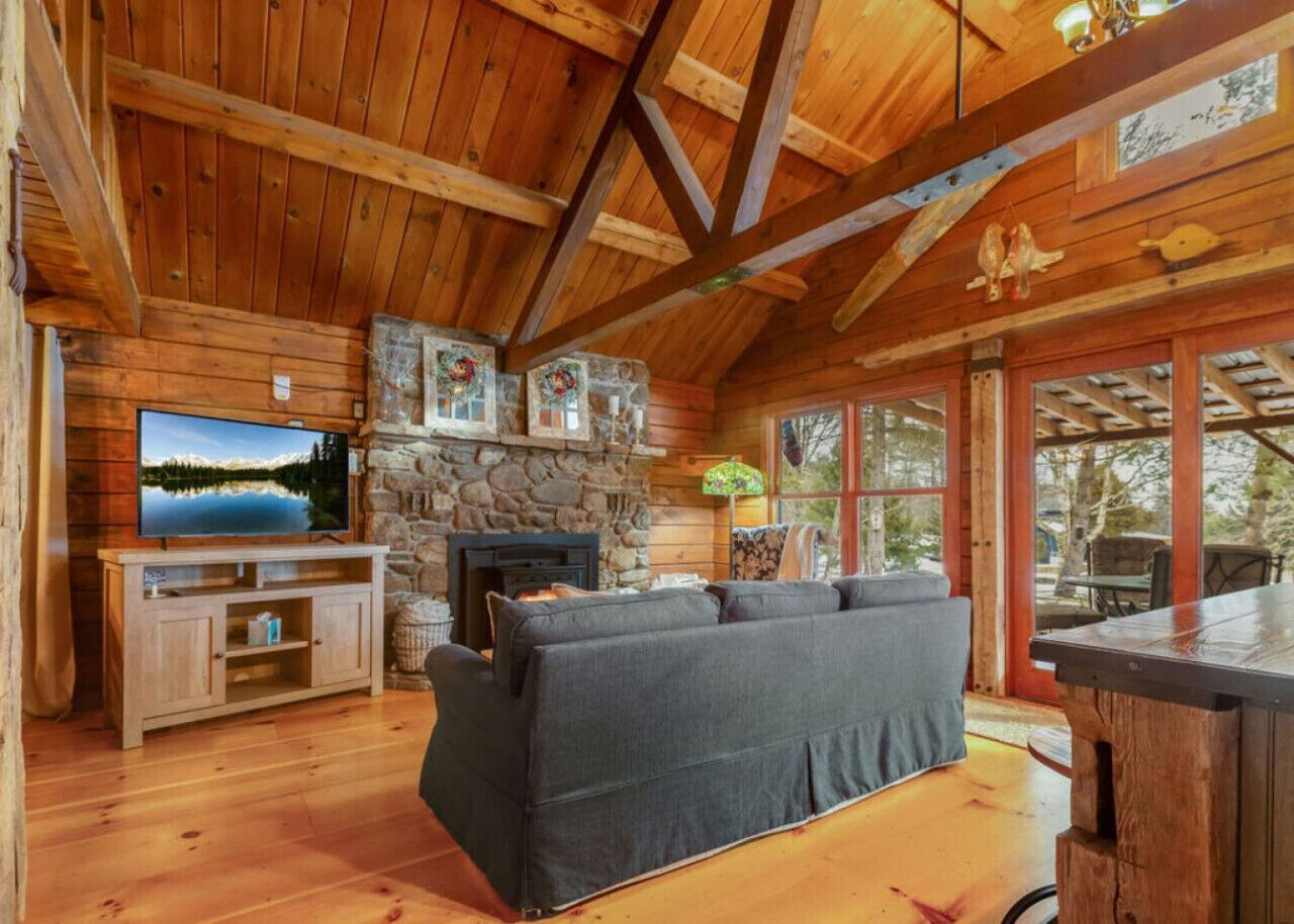 Smart-tv, een open haard en een stereo