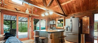 Log Cabin w/Hot Tub minutes to Lake George Marina