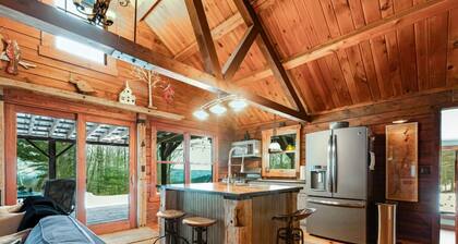 Log Cabin w/Hot Tub minutes to Lake George Marina