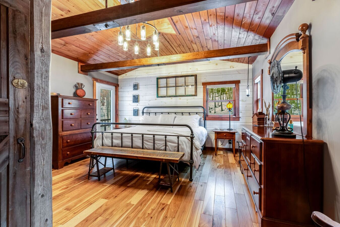 2 bedrooms, desk, iron/ironing board, travel crib