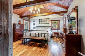 2 chambres, bureau, fer et planche à repasser, lit de bébé portatif