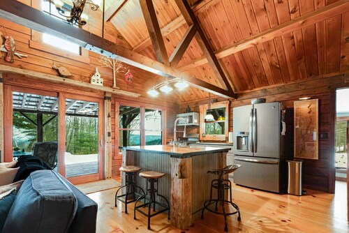 Log Cabin w/Hot Tub minutes to Lake George Marina