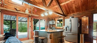 Log Cabin w/Hot Tub minutes to Lake George Marina