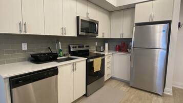 冰箱、微波炉、烤箱、炉灶