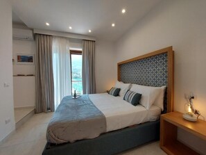 Premium bedding, soundproofing, iron/ironing board, free WiFi - MISTRAL LUXURY SUITES (Sorrento)