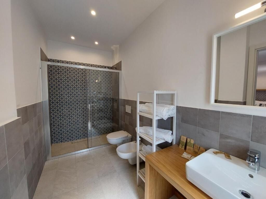 Douche, sèche-cheveux, bidet, serviettes fournies