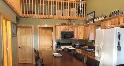 Sandollar Cove Cabin - Lake Fun, Fish, Pheasants!