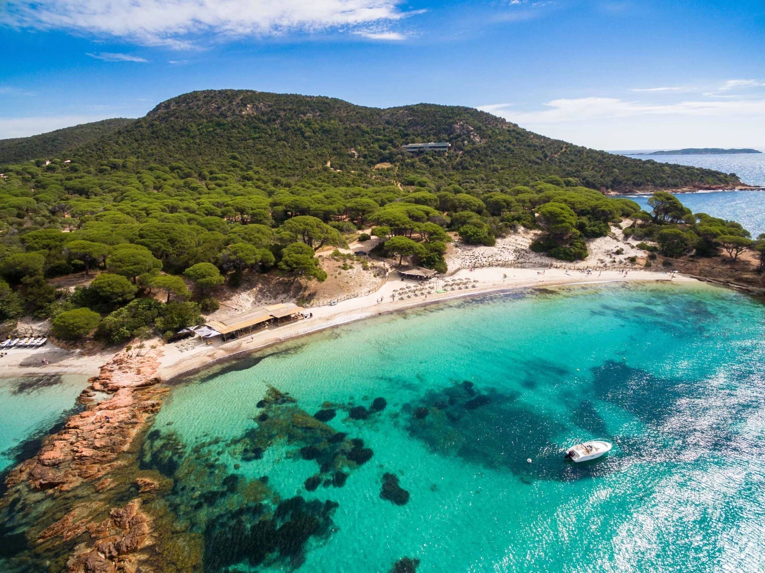 Una spiaggia nelle vicinanze, sabbia bianca, windsurf