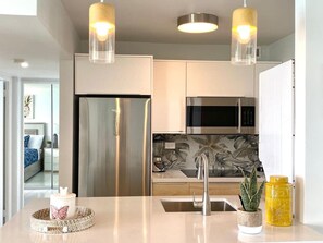 Refrigerador, microondas, horno y parrilla de estufa 