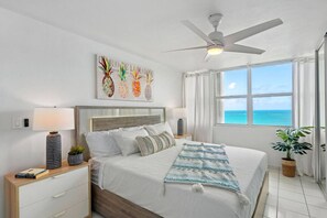 2 habitaciones, escritorio y tabla de planchar con plancha 