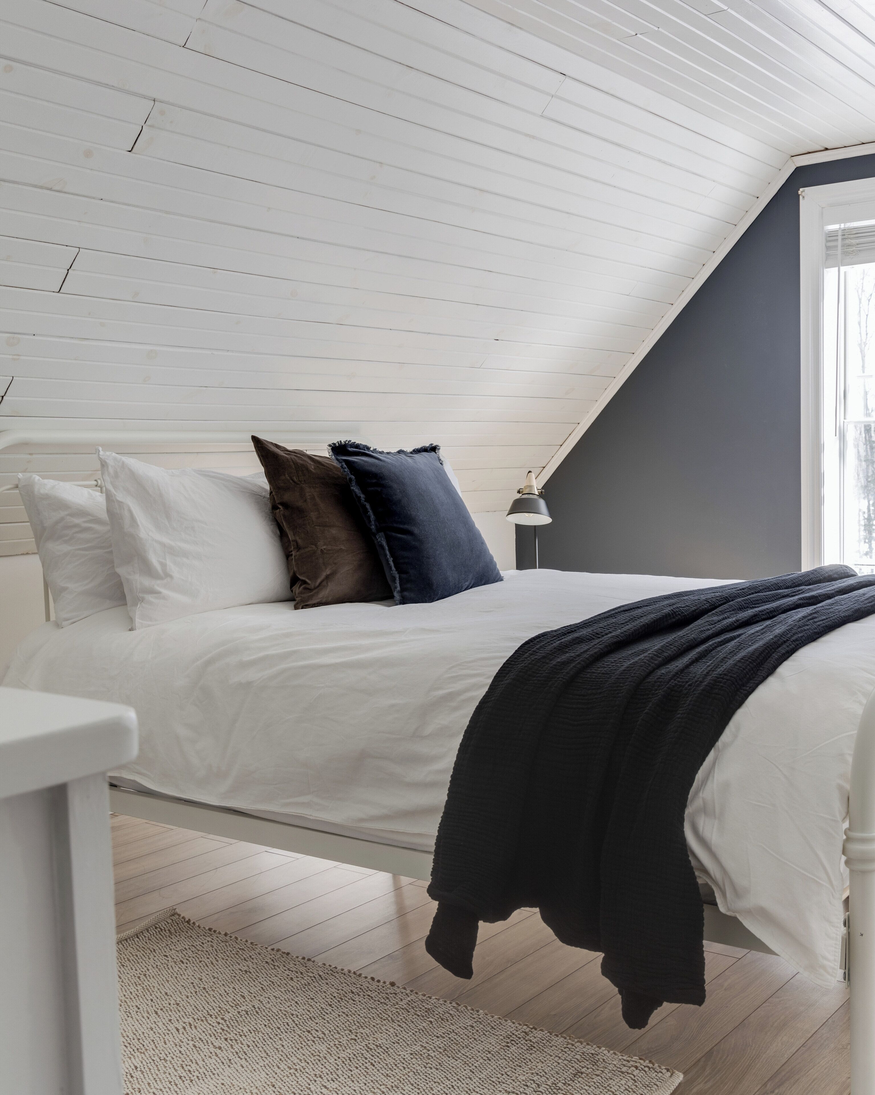 5 bedrooms, iron/ironing board, WiFi, bed sheets