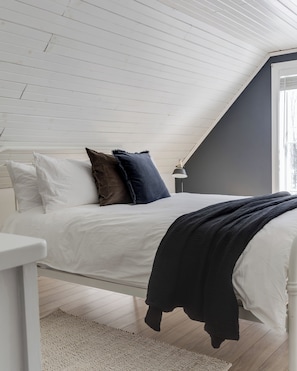 5 bedrooms, iron/ironing board, WiFi, bed sheets