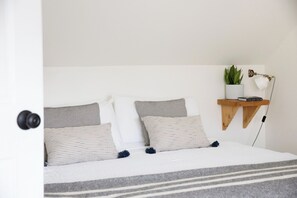 1 bedroom, iron/ironing board, WiFi, bed sheets - The Ferg Loft | Picton | 1 Bedroom (Prince Edward)