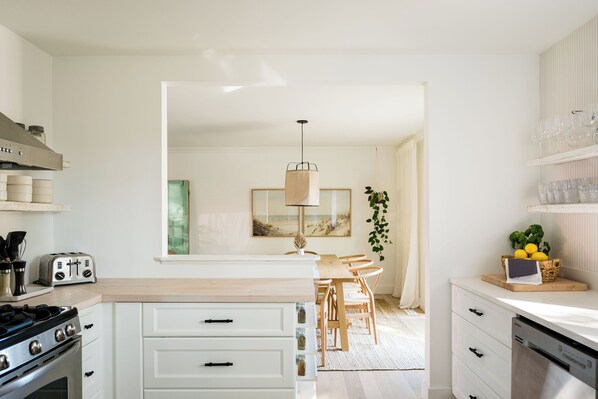 Oven, dishwasher, coffee/tea maker, toaster