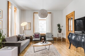 TV - 4 Bedroom Historic Home | Picton (Prince Edward)