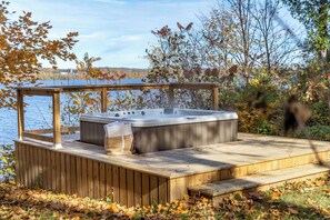 Bañera de hidromasaje al aire libre