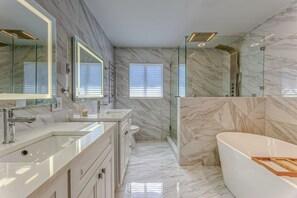 Badewanne, Haartrockner, Handtücher