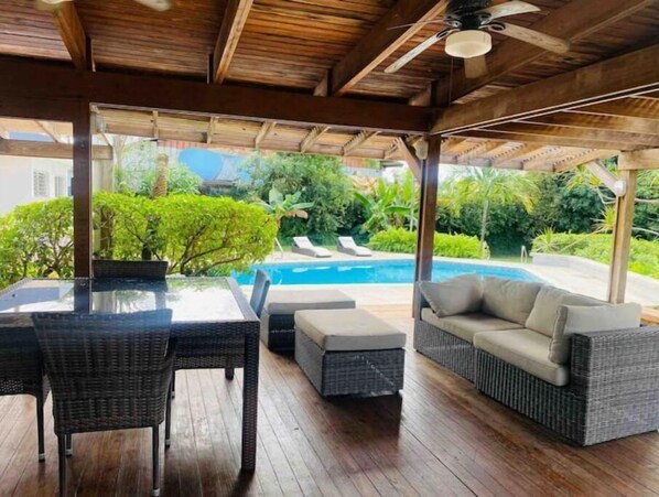 Una piscina al aire libre, una piscina climatizada