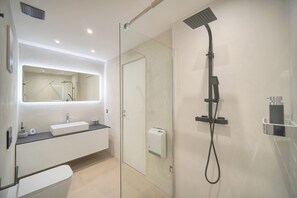 Banheira, secador de cabelo, toalhas de banho, papel higiênico
