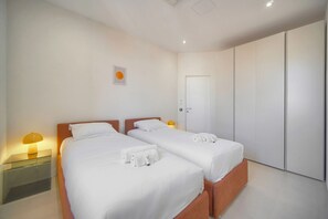 1 chambre, fer et planche à repasser, lit de bébé portatif
