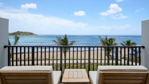 Een balkon met uitzicht op het strand en de oceaan.