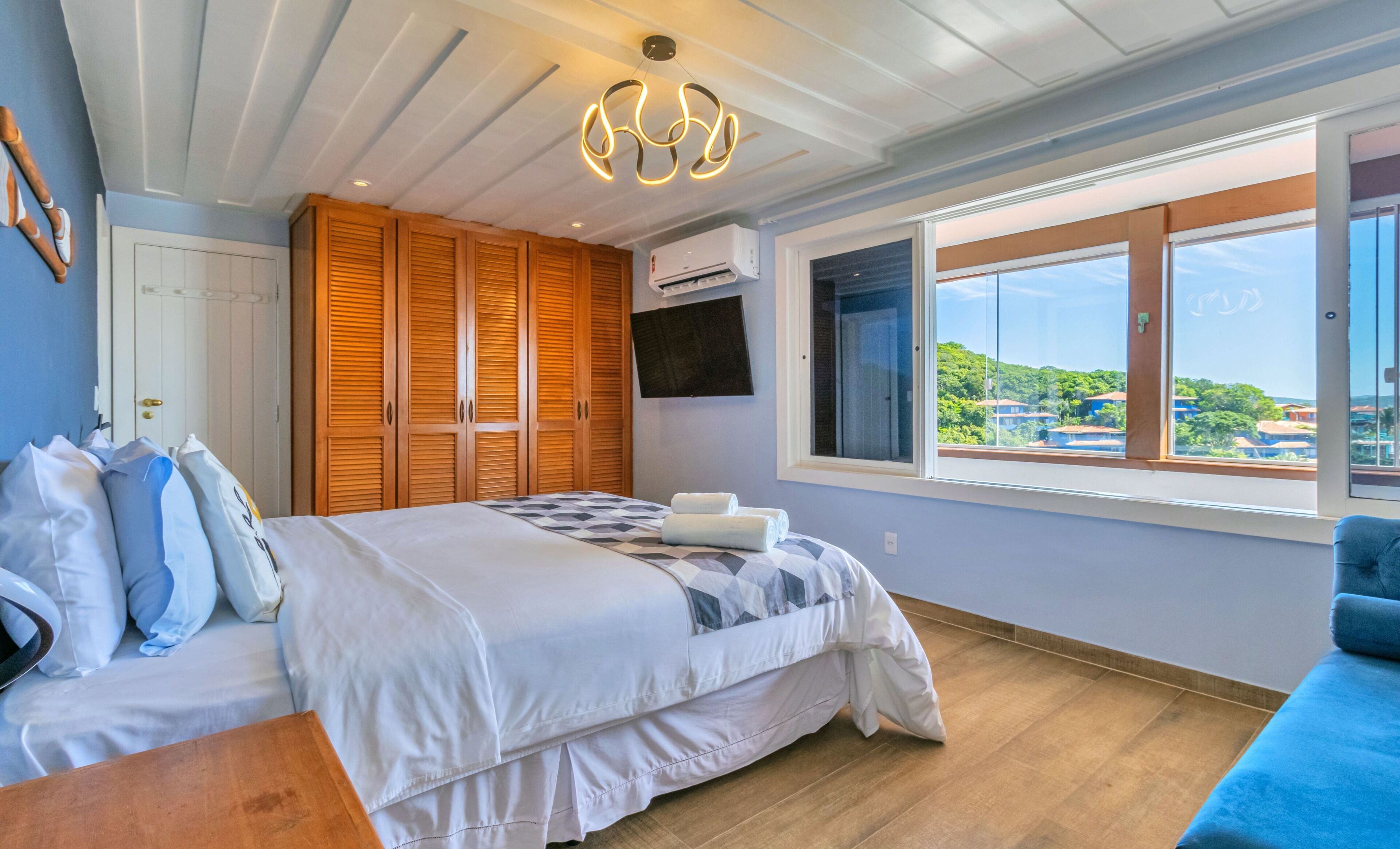 Minibar, caja de seguridad en la habitación, wifi gratis y ropa de cama 