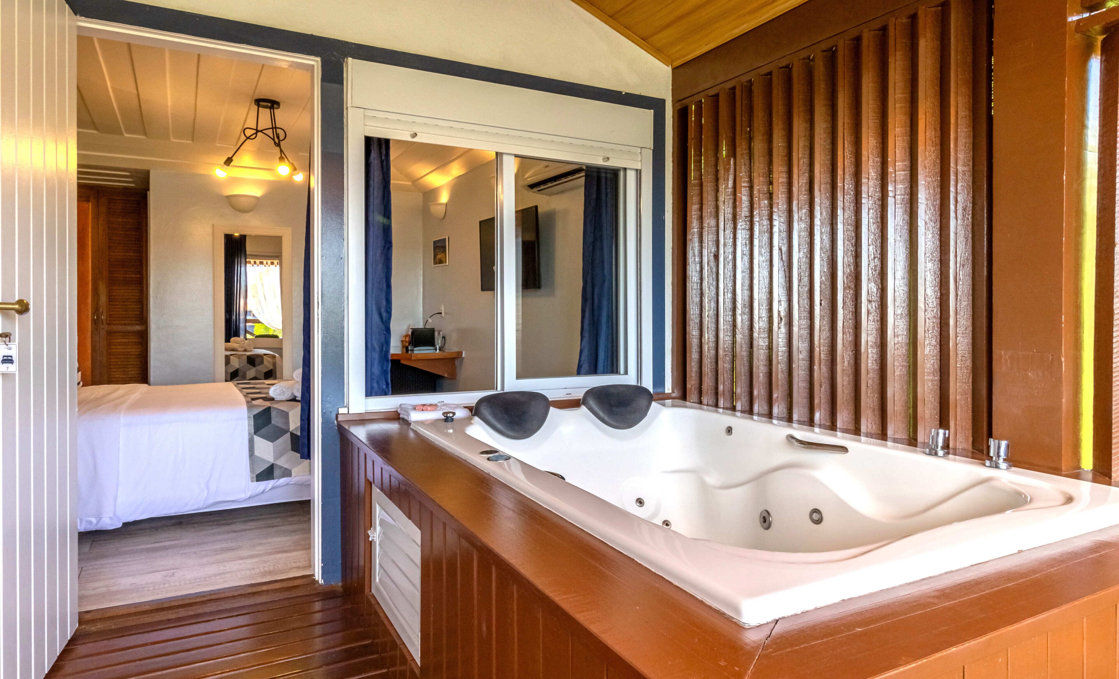Deluxe Room, 1 Double Bed, Jetted Tub, Ocean View | Private spa tub
