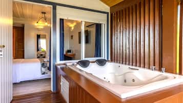 Deluxe Room, 1 Double Bed, Jetted Tub, Ocean View | Private spa tub