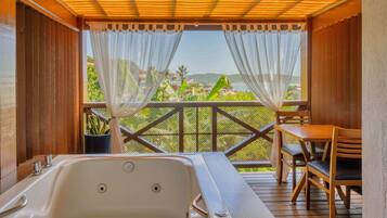 Quarto luxo, 1 cama de casal, banheira de hidromassagem, vista para o oceano | Banheira de hidromassagem particular