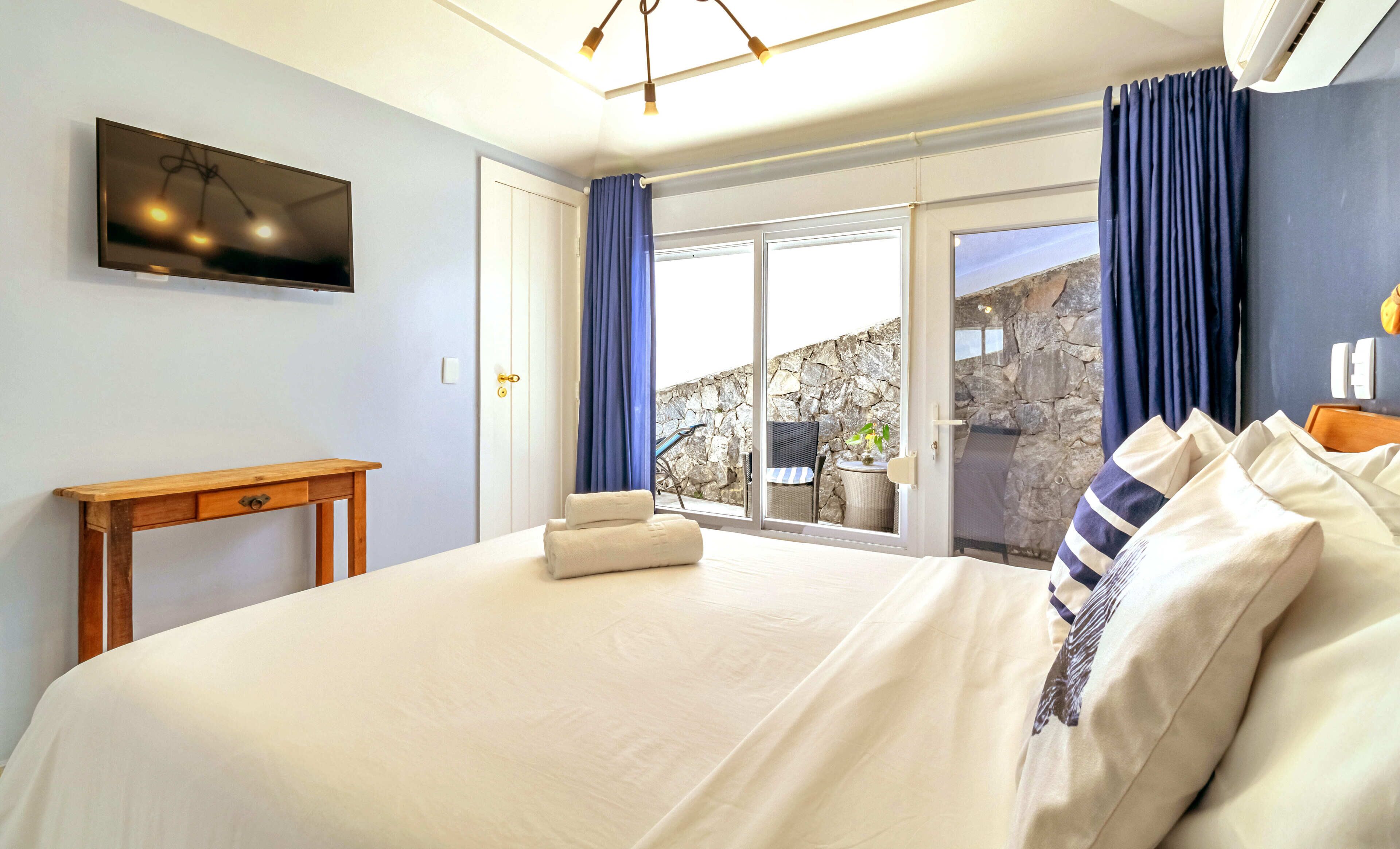 Minibar, caja de seguridad en la habitación, wifi gratis y ropa de cama 