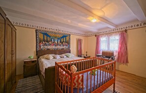3 bedrooms, travel cot, free WiFi, bed sheets