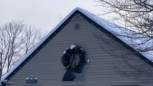 A building with a sign reading "POOL" and a wreath on the front. - Okemo Ski in-Ski out @ Winterplace, 3 bdr, 2 ba Condo with Pool, Hot Tub, W/D (Ludlow)